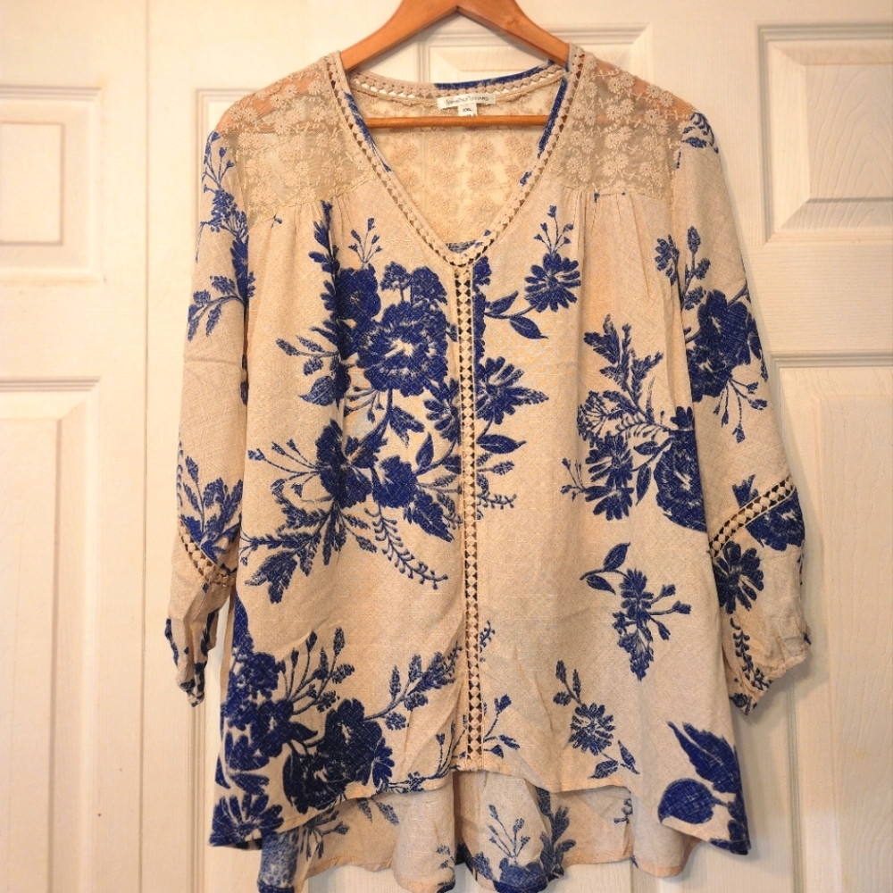 Flower/Lace flowy blouse